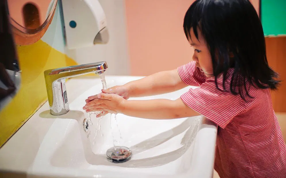 Cara Mengajarkan Anak Mencuci Tangan dengan Efektif